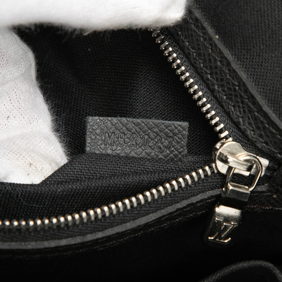Pre-Loved Louis Vuitton Taiga Alexei Messenger